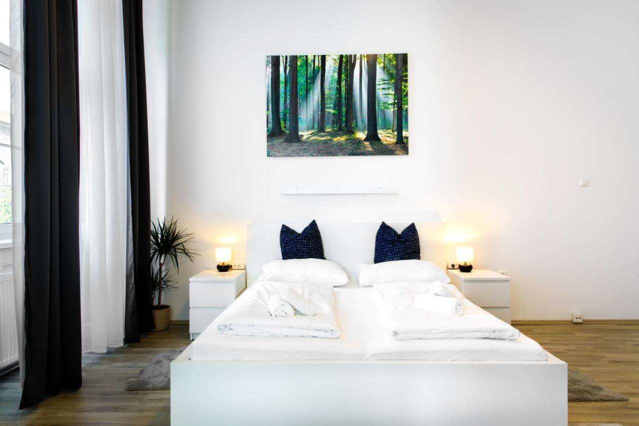 Apartament 4 *
